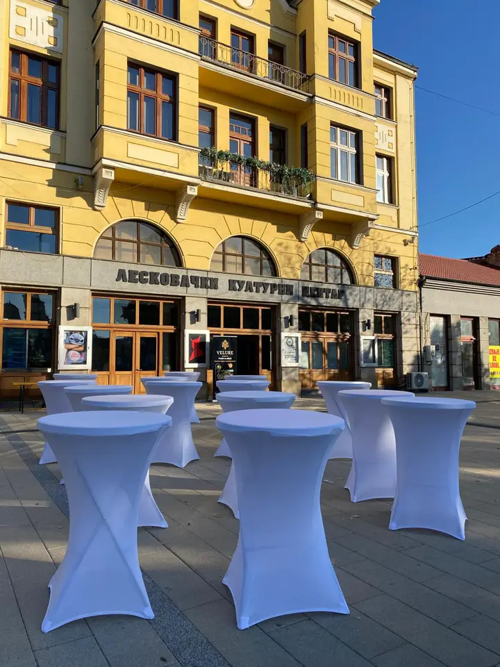 Barski stolovi sa belim navlakama ispred Leskovačkog kulturnog centra