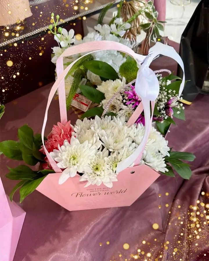 Bele hrizanteme u roze poklon torbici