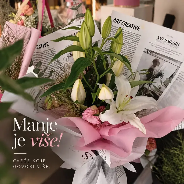 Buket belih ljiljana u roze i belom ukrasnom papiru