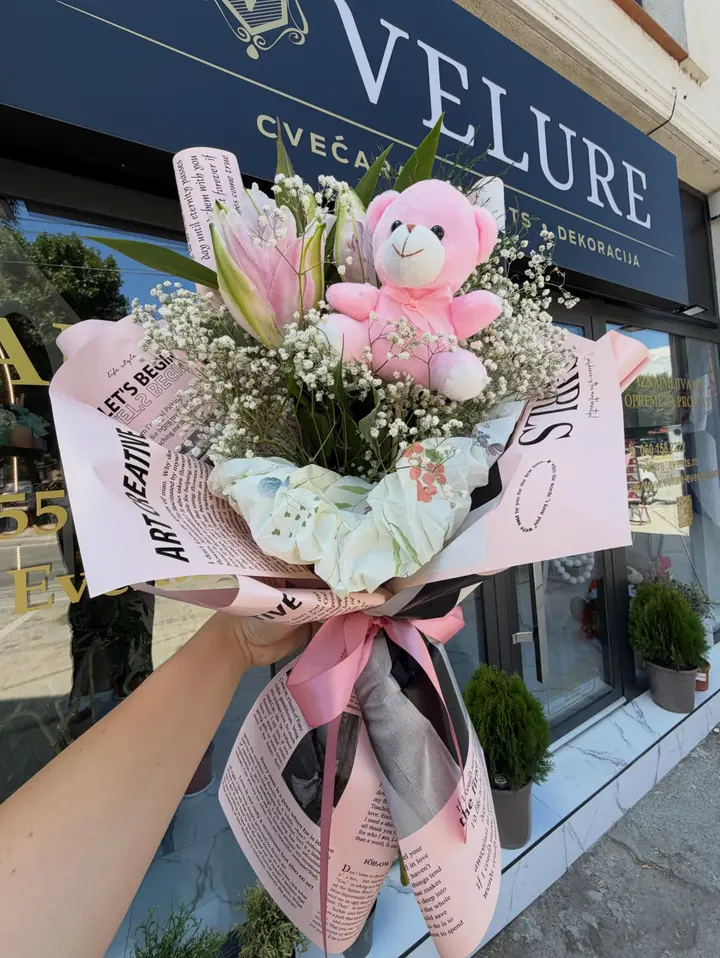 Buket sa roze plišanim medom ispred cvećare Velure