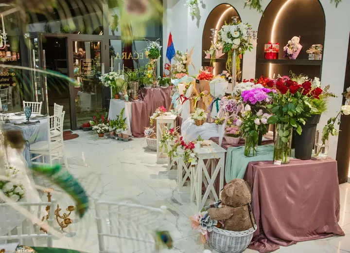 Buketi i aranžmani na postoljima u cvećari Velure