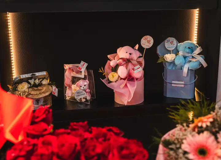 Flower box aranžmani sa plišanim medama izloženi u cvećari
