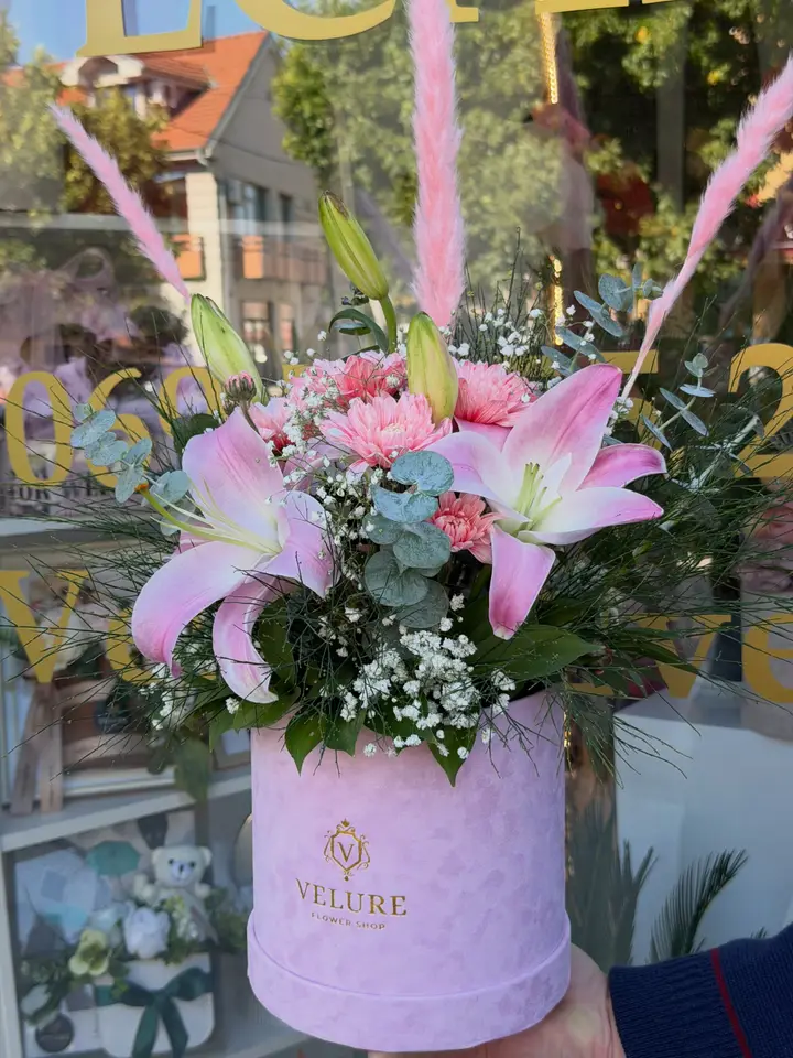 Roze ljiljani i gerberi u roze flower box kutiji Velure