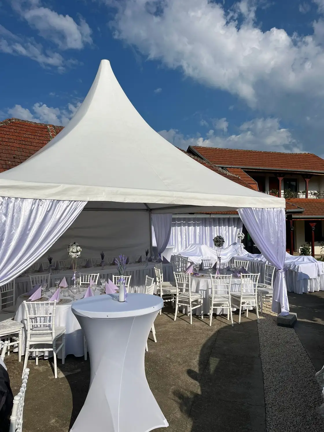 Pagoda šator, barski sto i bele chiavari stolice