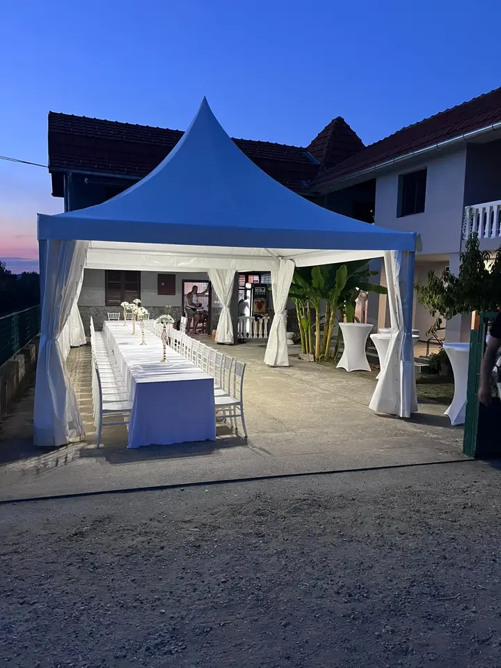 Pagoda šator sa dugim stolom u večernjim satima