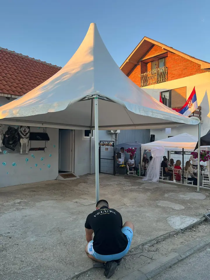 Postavljanje pagoda šatora u dvorištu pre proslave