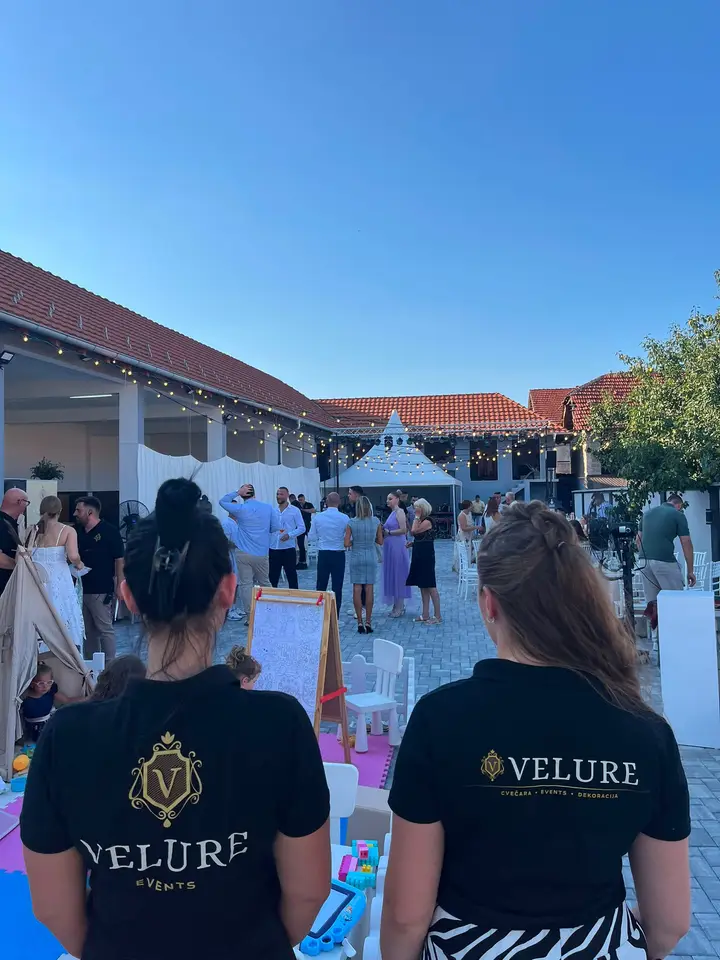 Članovi tima Velure Events u majicama sa logom na proslavi